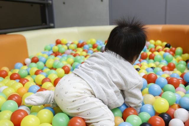児童館で他の子を触ってしまう… 赤ちゃんどうしの触れ合いと発達の話：理学療法士が伝える！楽しくすくすく育つコツVol.56